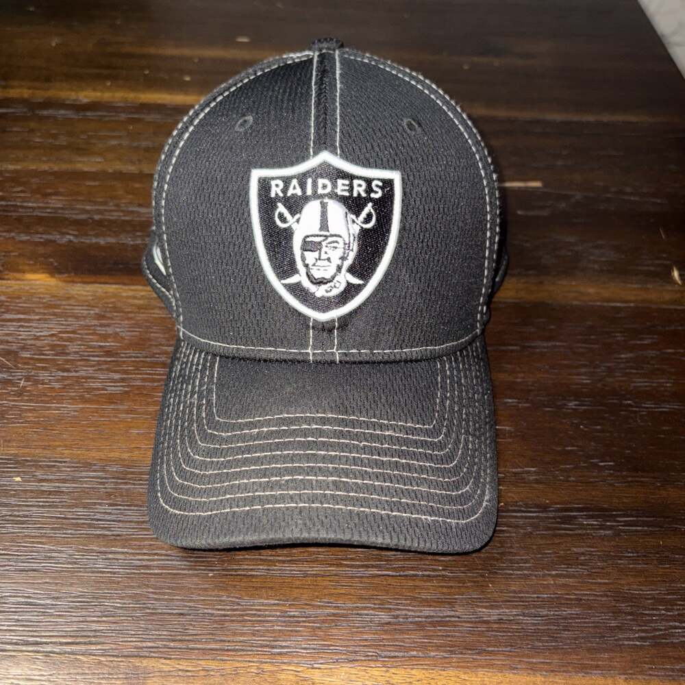 New Era 39THIRTY Oakland Raiders 2019 NFL Sideline Hat M/L Black 1960 Side Patch